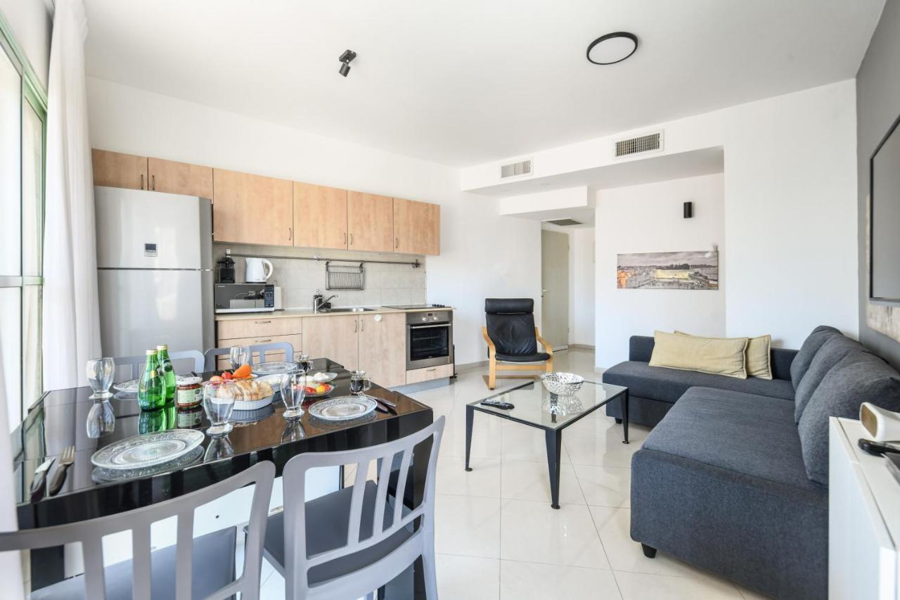 Newly Renovated 1 Bedroom In The Heart Of By Sea N' Rent